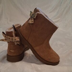 Brand NEW! UGG Lynde Fleece Lined, Girl Size: 2